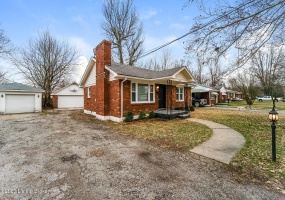 4425 Lynnview Dr, Louisville, Kentucky 40216, 3 Bedrooms Bedrooms, 6 Rooms Rooms,1 BathroomBathrooms,Rental,For Rent,Lynnview,1645929