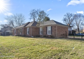 1206 Ambridge Dr, Louisville, Kentucky 40207, 3 Bedrooms Bedrooms, 8 Rooms Rooms,2 BathroomsBathrooms,Rental,For Rent,Ambridge,1651567