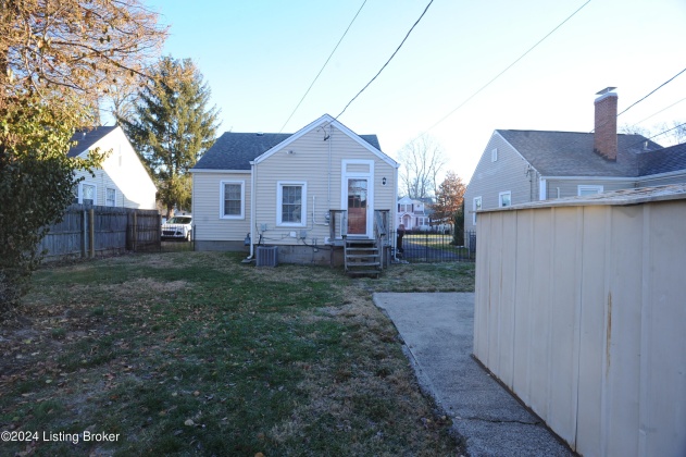 124 Colonial Dr, Louisville, Kentucky 40207, 2 Bedrooms Bedrooms, 4 Rooms Rooms,1 BathroomBathrooms,Rental,For Rent,Colonial,1652852