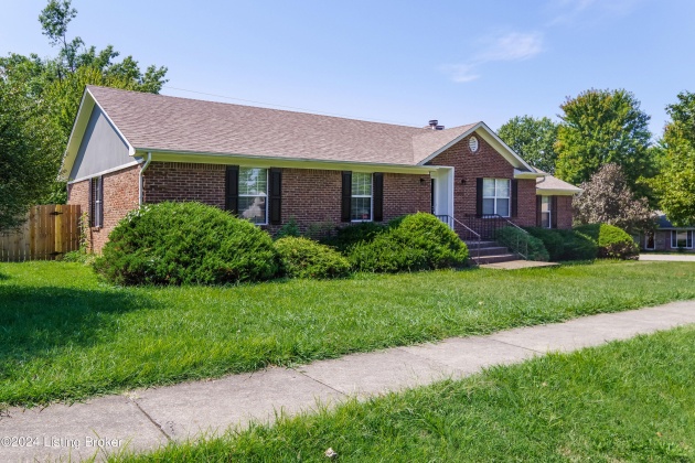 8700 Avondale Ct, Louisville, Kentucky 40299, 3 Bedrooms Bedrooms, 6 Rooms Rooms,2 BathroomsBathrooms,Rental,For Rent,Avondale,1653906